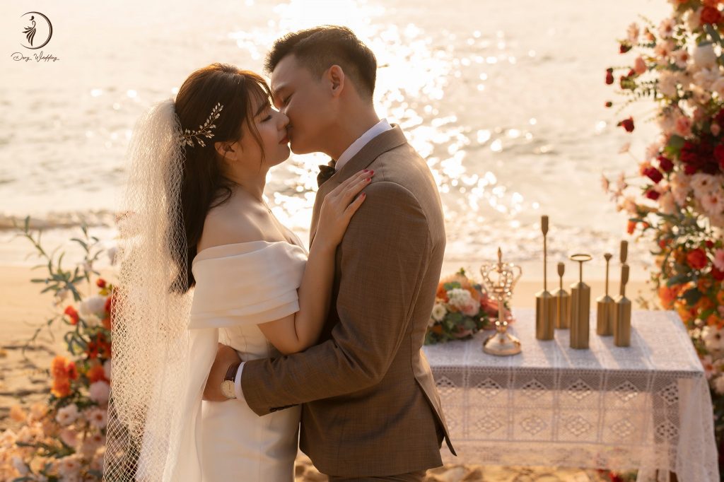 Bãi Biển Quy Nhơn là địa điểm lý tưởng để chụp những bức ảnh cưới sống động và vui tươi.